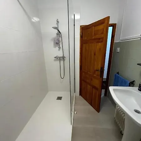 Spacious House In With Garden *